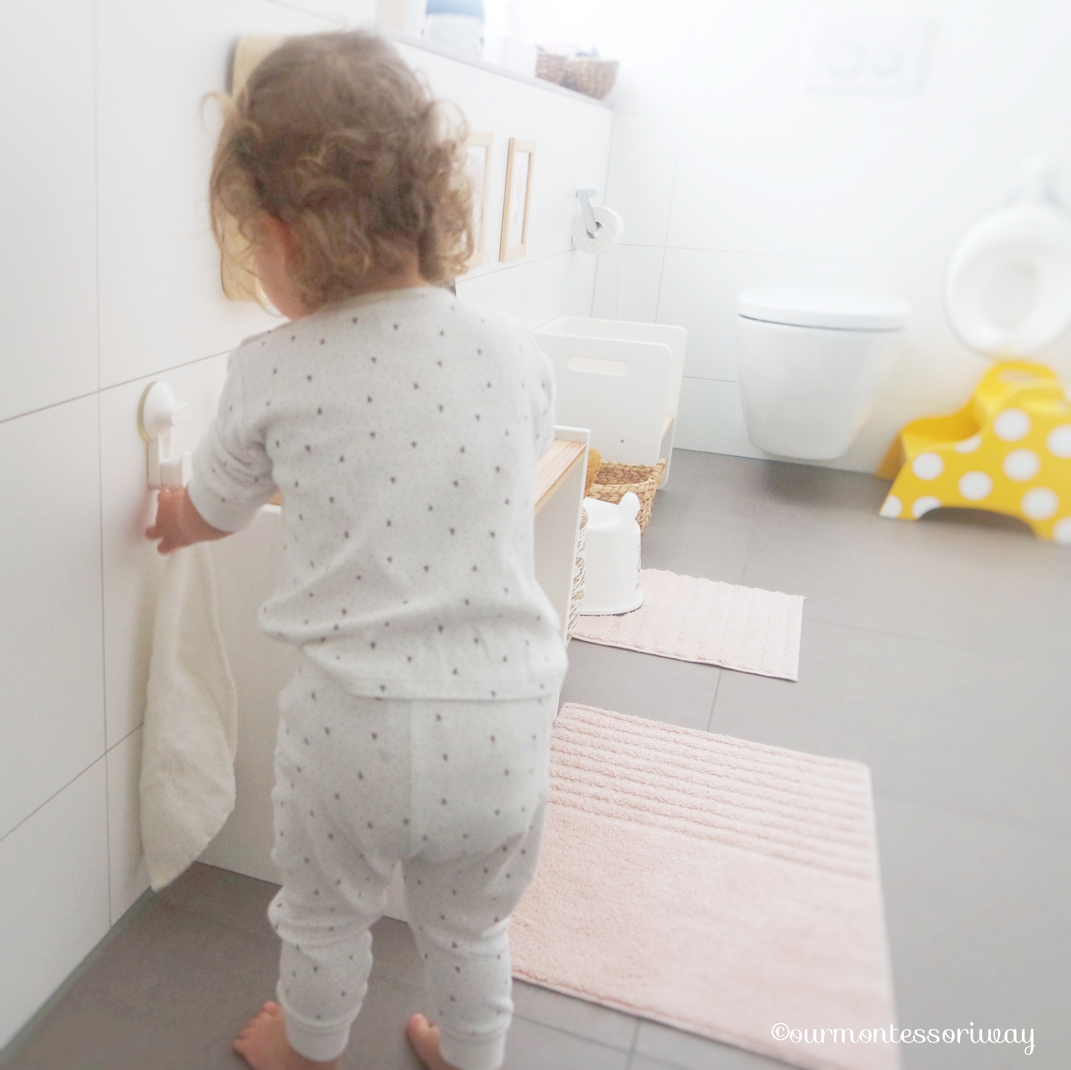 Montessori Badezimmer Waschtisch Handtuch aufräumen