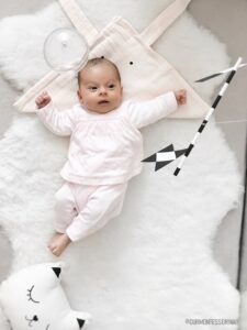 Baby mit Montessori Munari Mobile