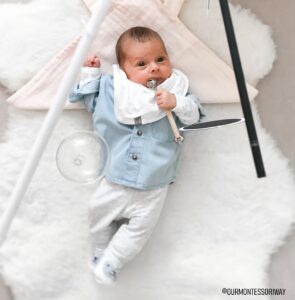 Baby mit Montessori Munari Mobile