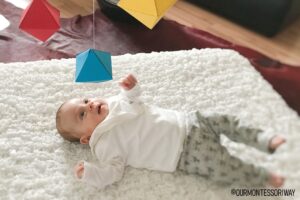 Baby unter Oktaeder Mobile