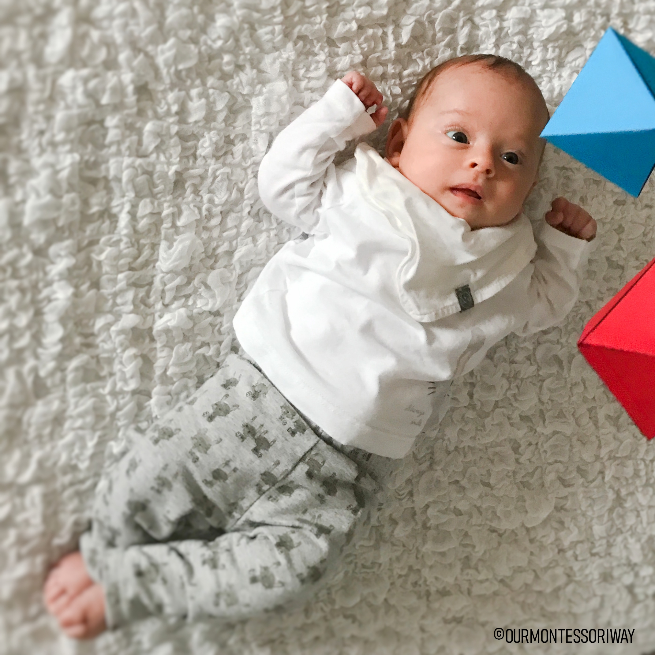 Baby mit Montessori Oktaeder Mobile