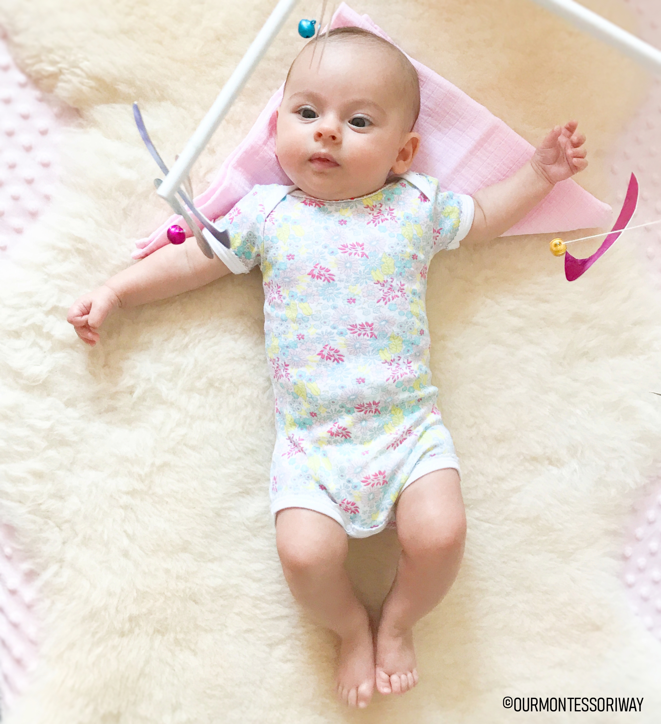 Baby mit Tänzer Mobile 