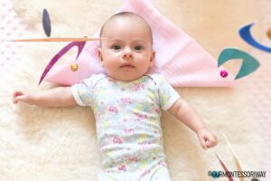Baby betrachtet das Tänzer Mobile