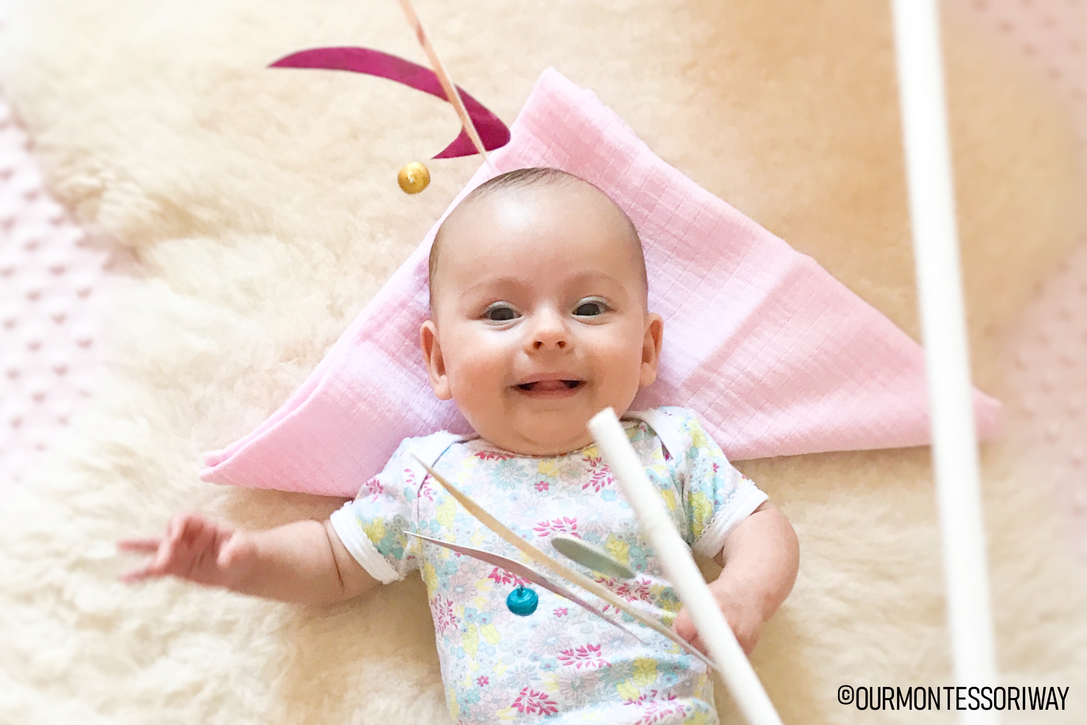 Baby mit Tänzer Mobile 
