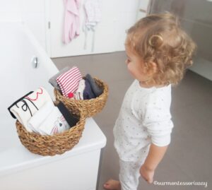 Montessori Badezimmer Waschtisch Kleiderauswahl in Körbchen