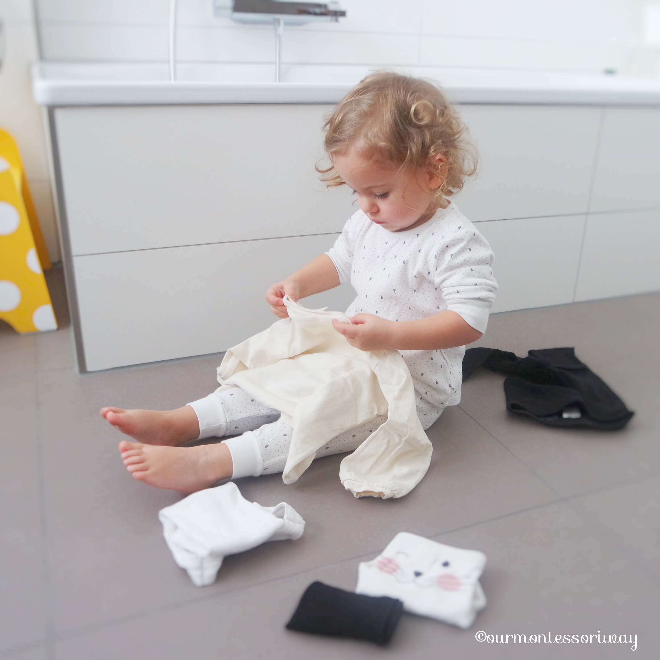 Montessori Badezimmer Körbchen mit Kleidung