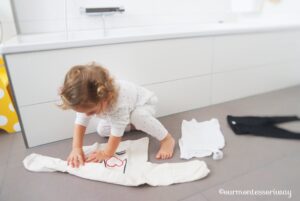 Montessori Badezimmer Kleidung wird auf dem Boden ausgebreitet