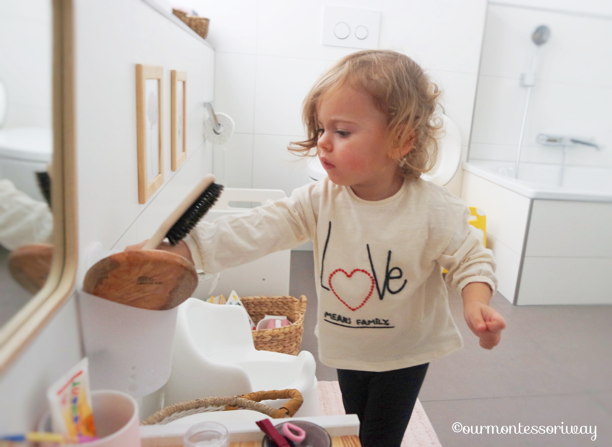 Montessori Badezimmer Waschtsich Bürste holen