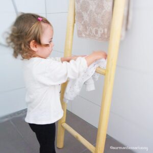 Montessori Badezimmer Schlafanzug auf Leiter hängen