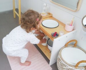 Montessori Badezimmer Waschtisch Wasserkrug holen