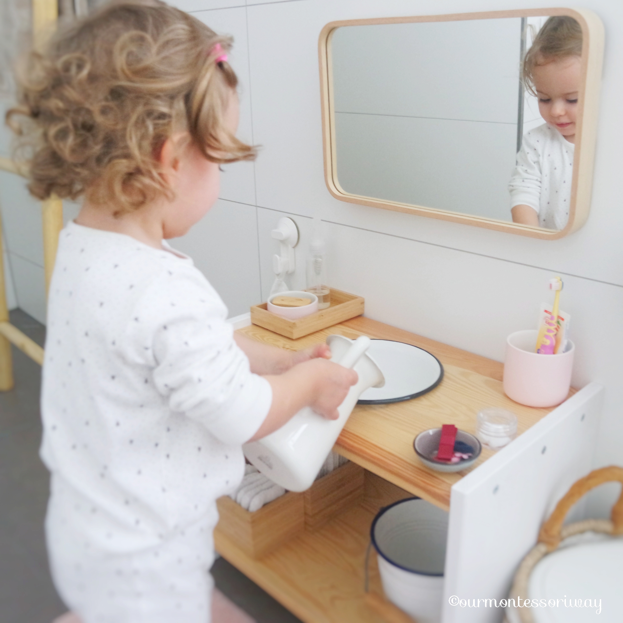 Montessori Badezimmer Waschtisch Wasser einfüllen