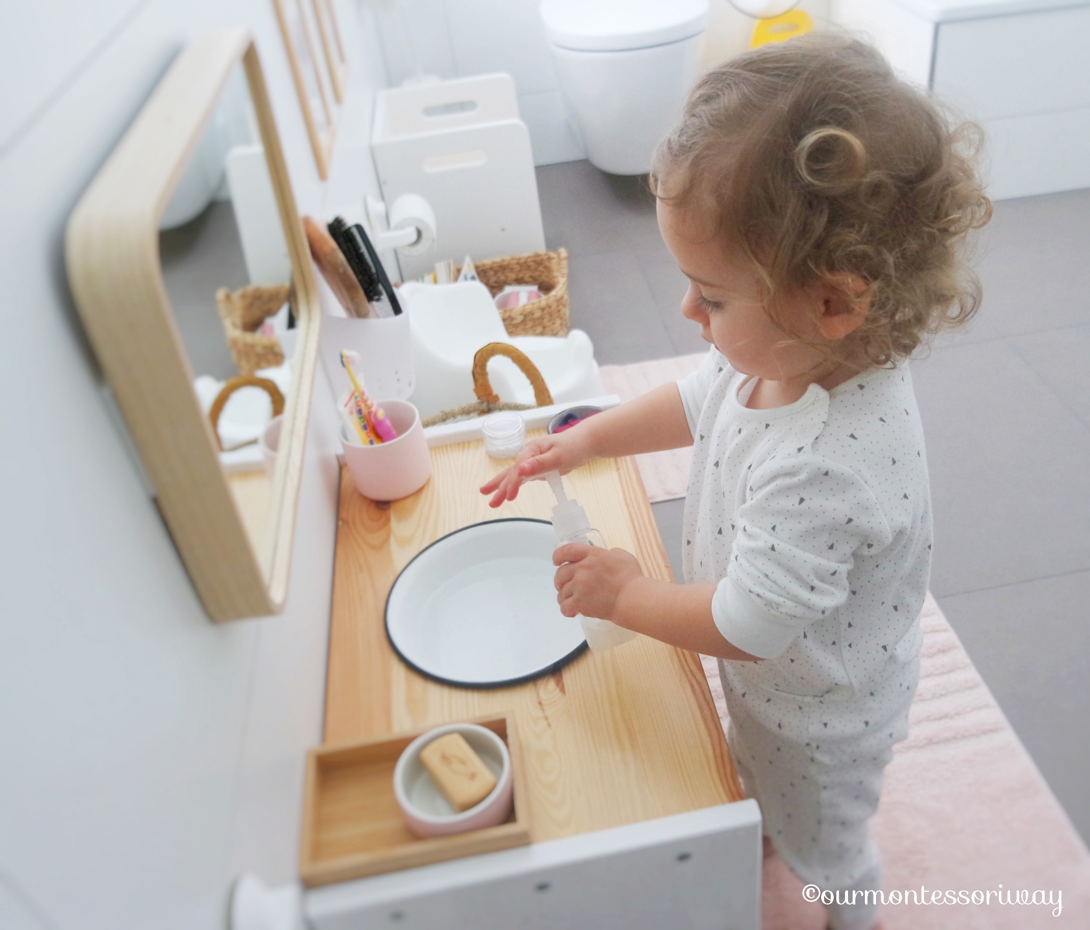 Montessori Badezimmer Waschtisch Seife ins Wasser geben