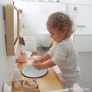 Montessori Badezimmer Waschtisch Waschlappen ausdrücken