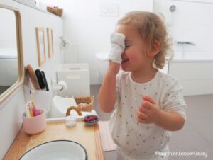Montessori Badezimmer Waschtisch Gesicht waschen