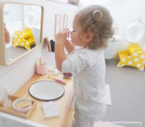 Montessori Badezimmer Waschtisch Zähne putzen und ausspülen