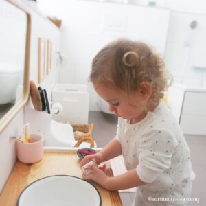 Montessori Badezimmer Waschtisch Gesichtscreme öffnen