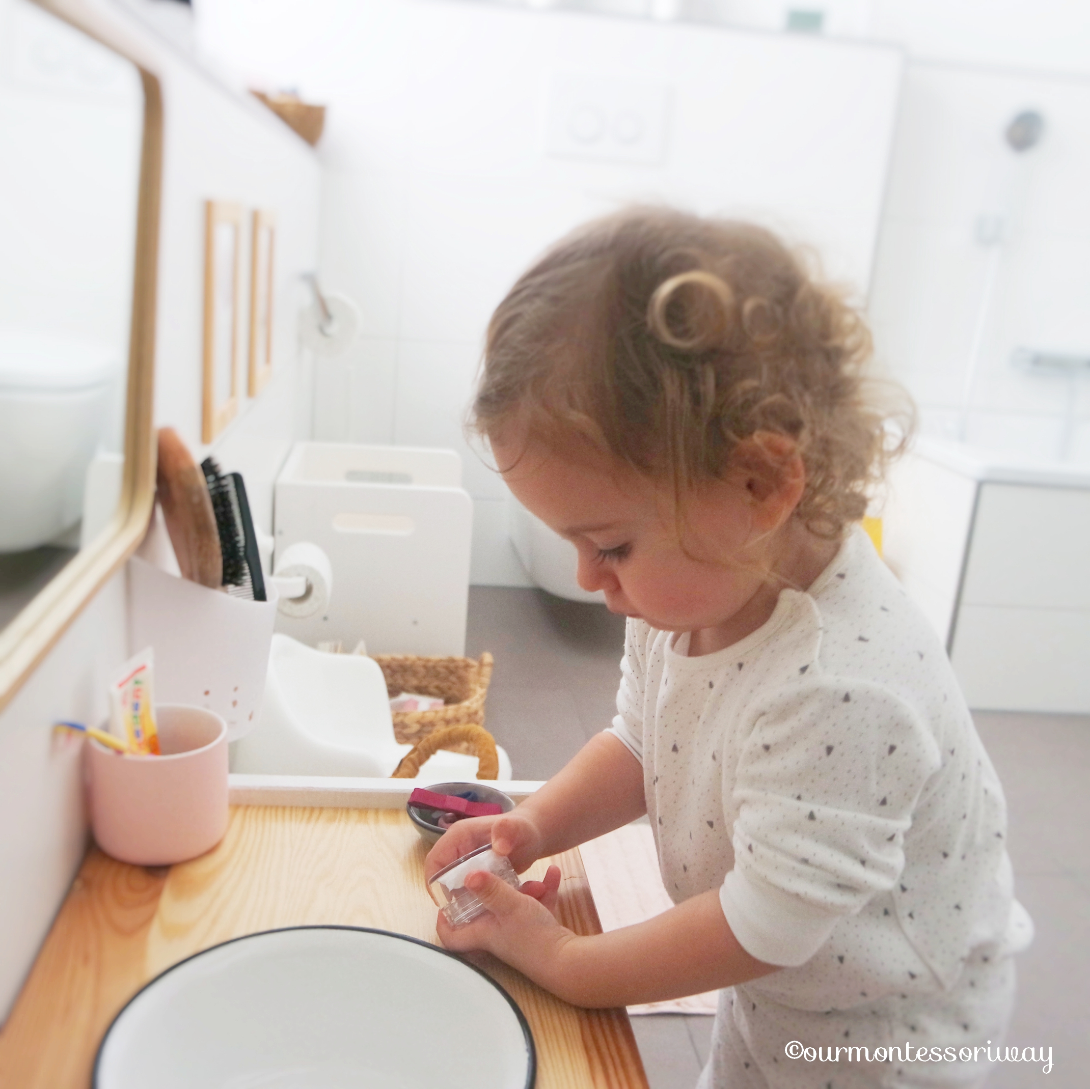 Montessori Badezimmer Waschtisch Gesichtscreme öffnen