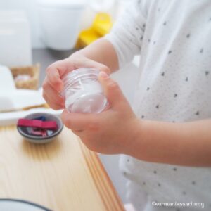 Montessori Badezimmer Waschtisch Gesichtscreme öffnen