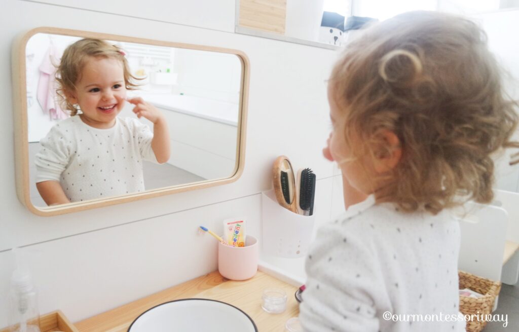 Montessori Badezimmer Waschtisch Gesicht eincremen