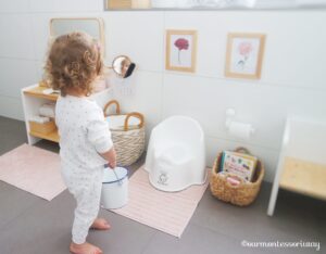 Montessori Badezimmer Waschtisch Wassereimer wegbringen