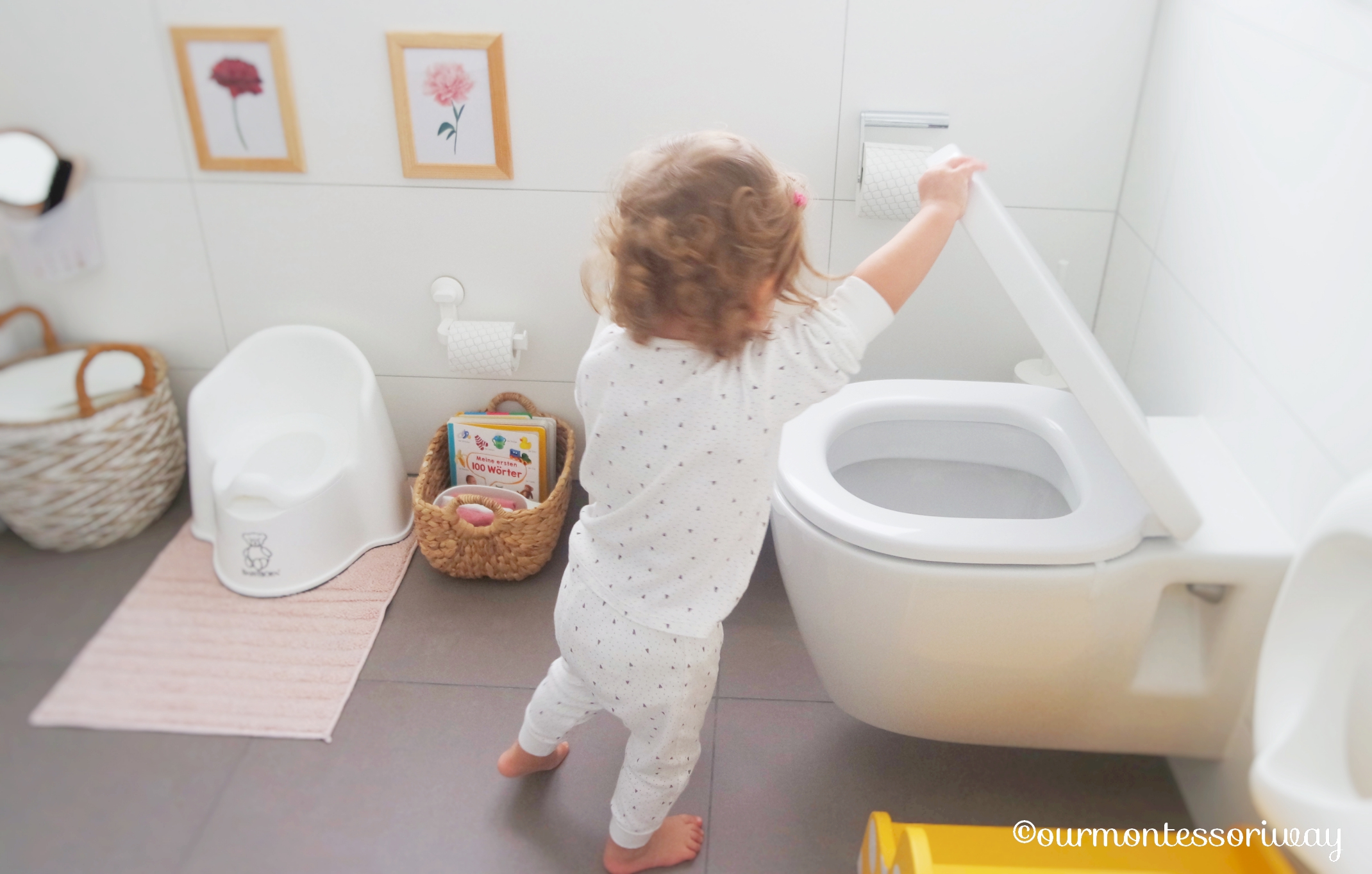 Montessori Badezimmer Waschtisch Wassereimer wegbringen und Toilette öffnen