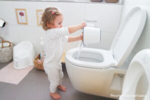 Montessori Badezimmer Waschtisch Wassereimer wegbringen und in die Toilette gießen
