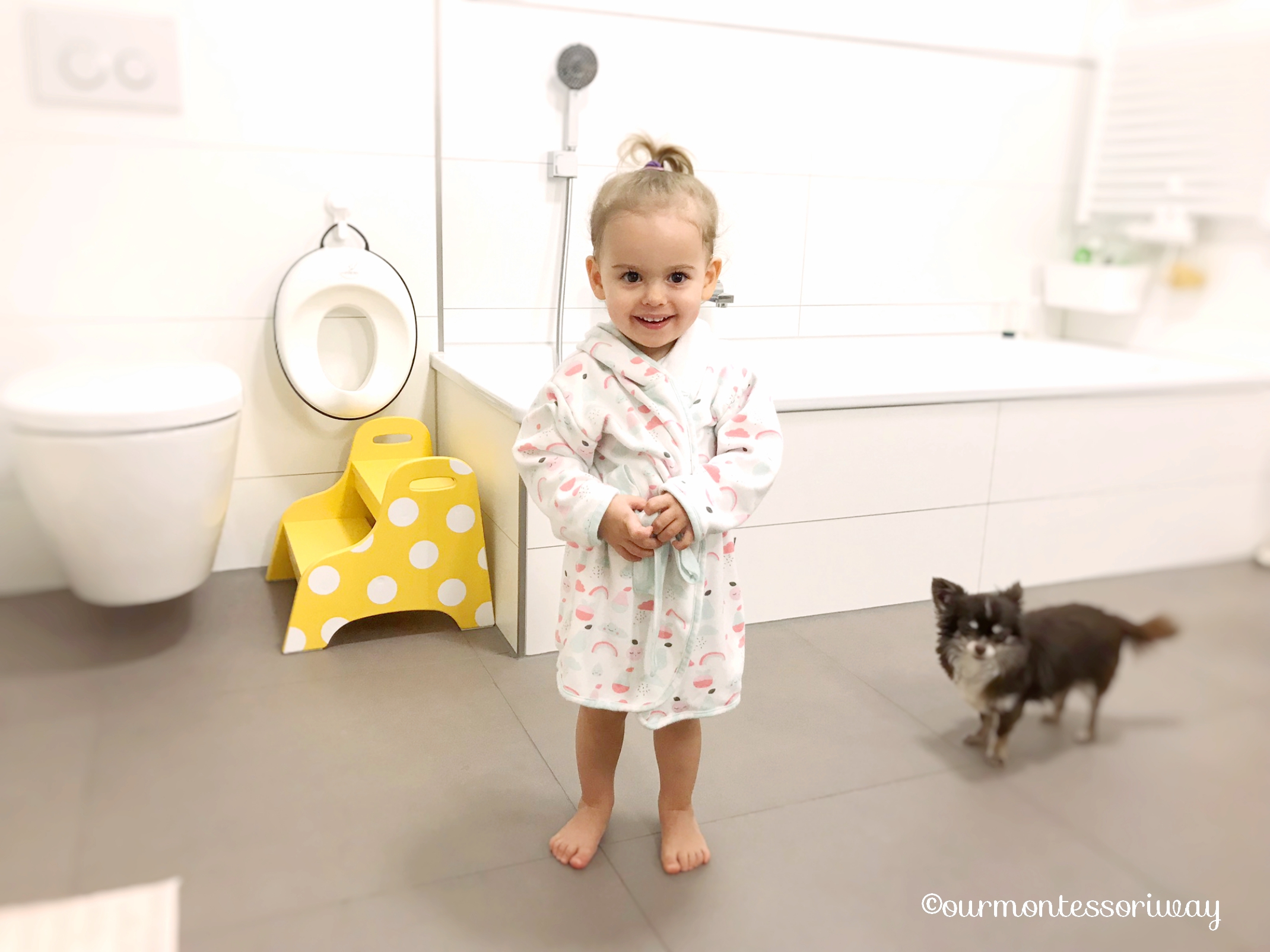 Montessori Badezimmer Kind nach Duschen