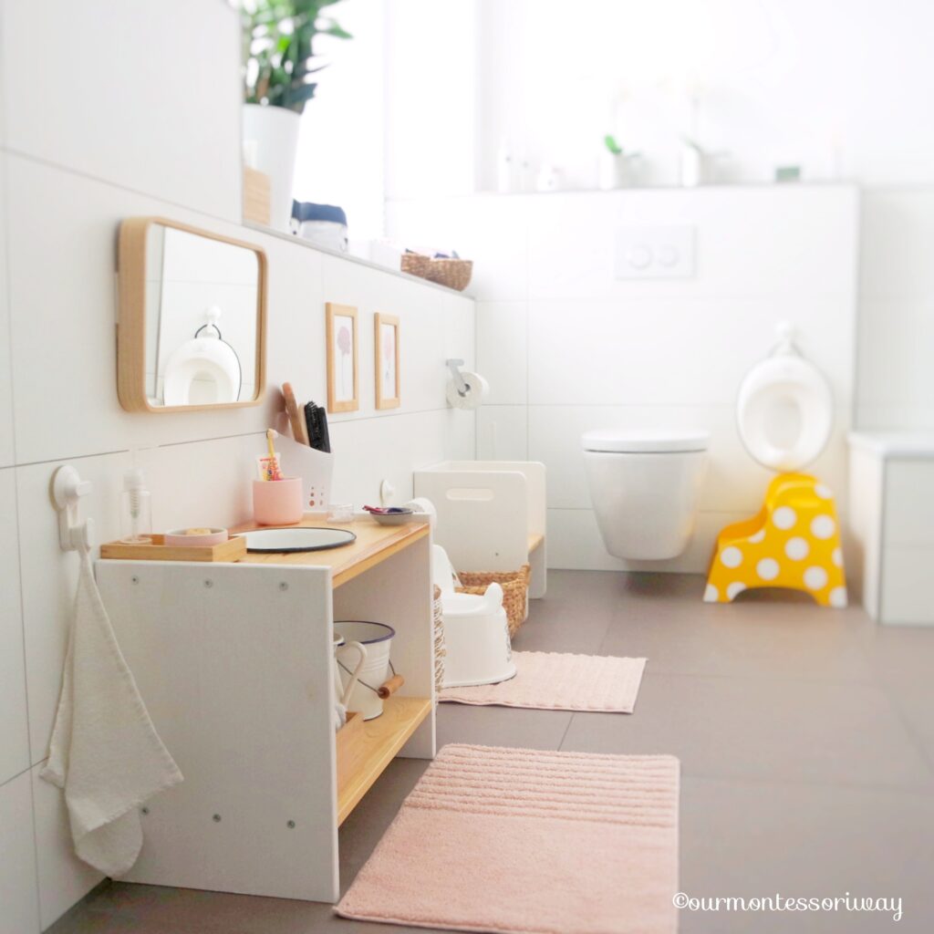 Montessori Toilette mit Sitzverkleinerer und Hocker