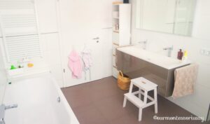 Händewaschen mit Hocker im Badezimmer