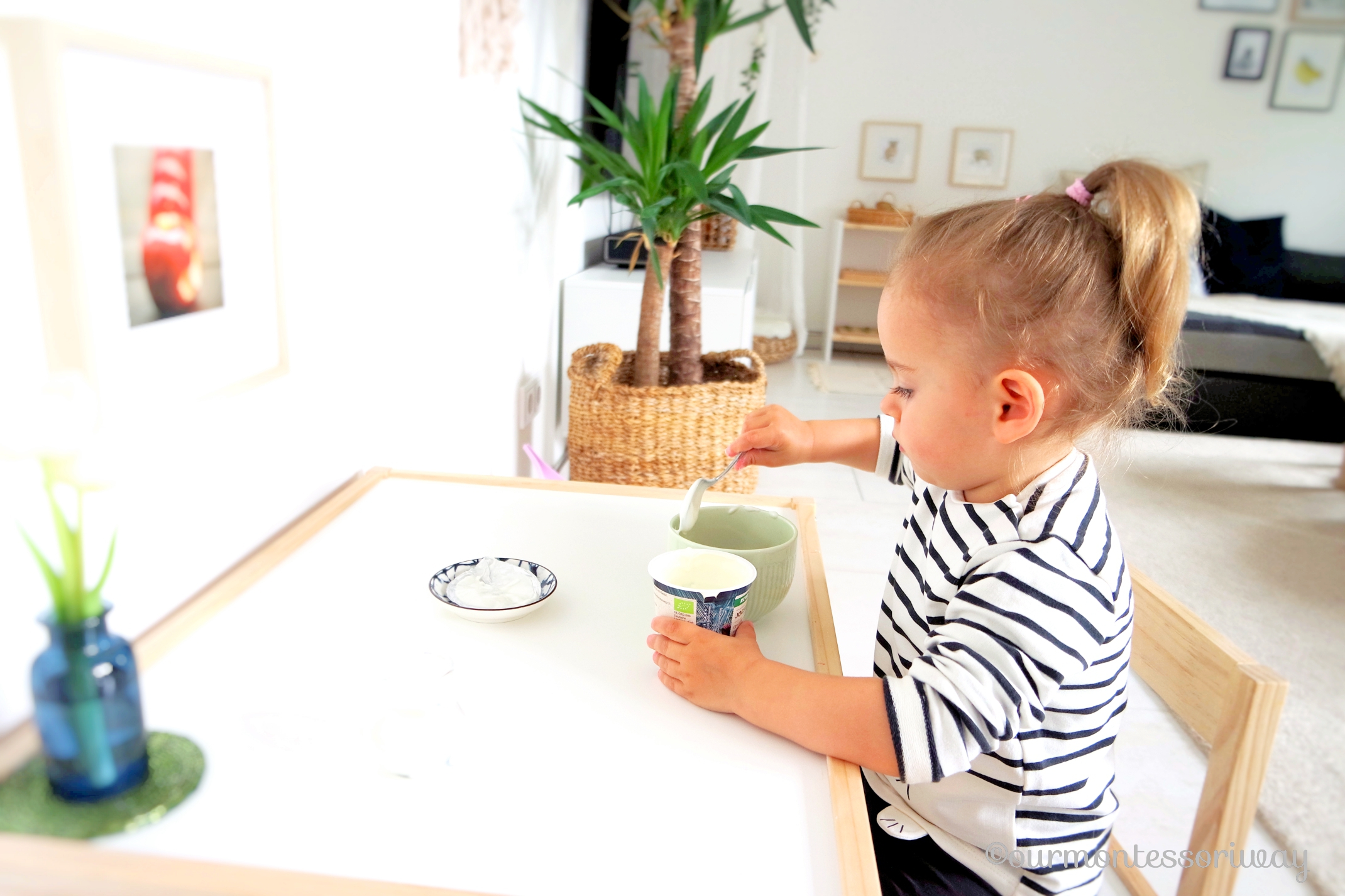 Montessori Kinderküche Minikühlschrank Snack Joghurt löffeln