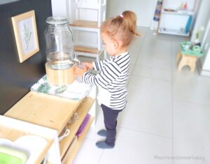 Montessori Kinderküche Snack Wasser holen
