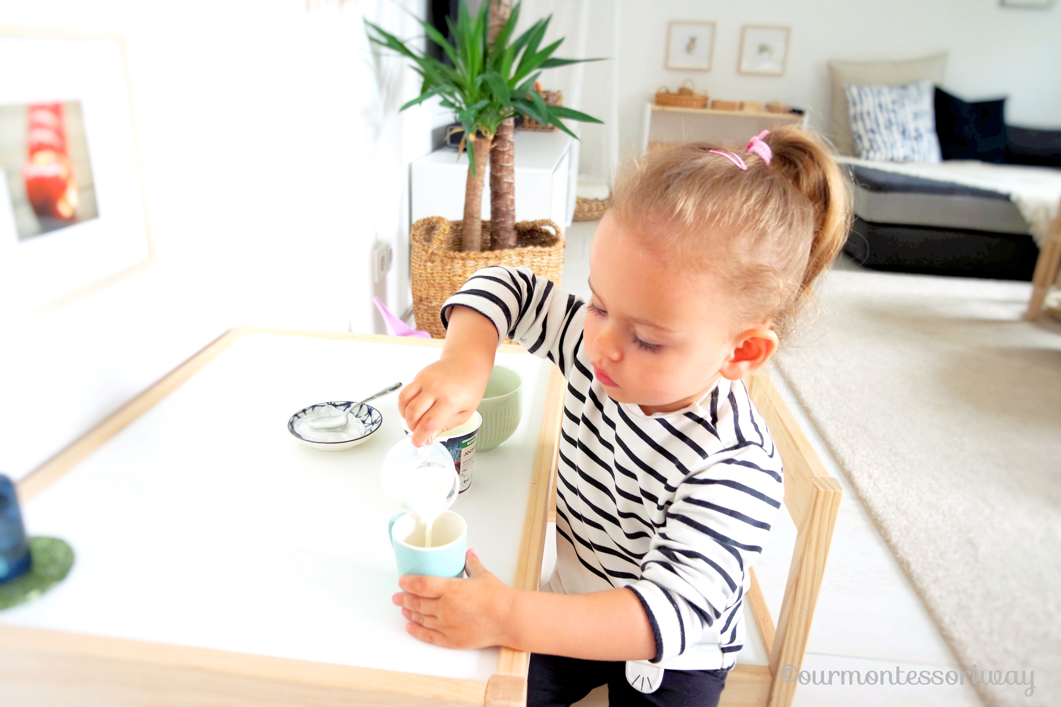 Montessori Kinderküche Minikühlschrank Snack Milch eingießen