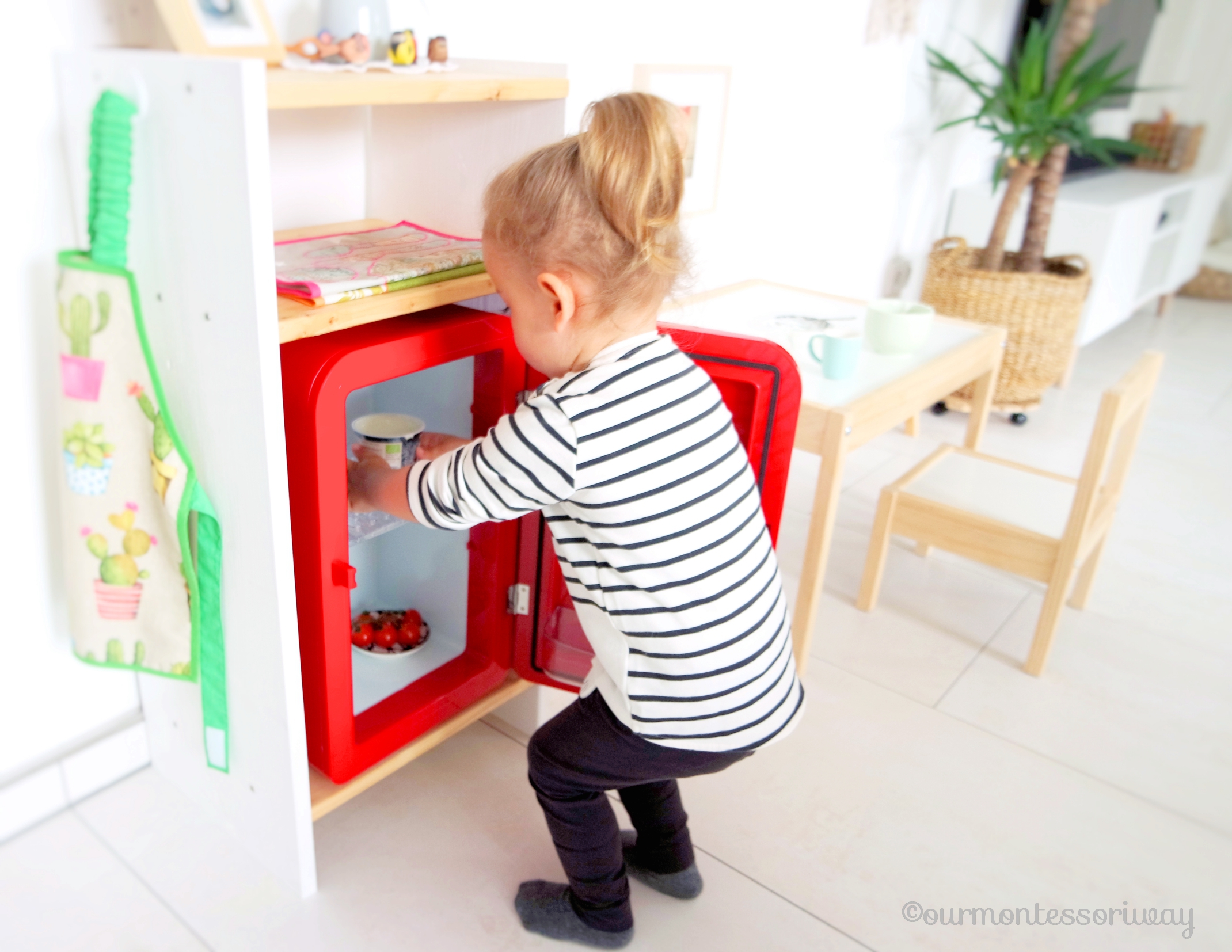 Montessori Kinderküche Minikühlschrank Snack Joghurt aufräumen
