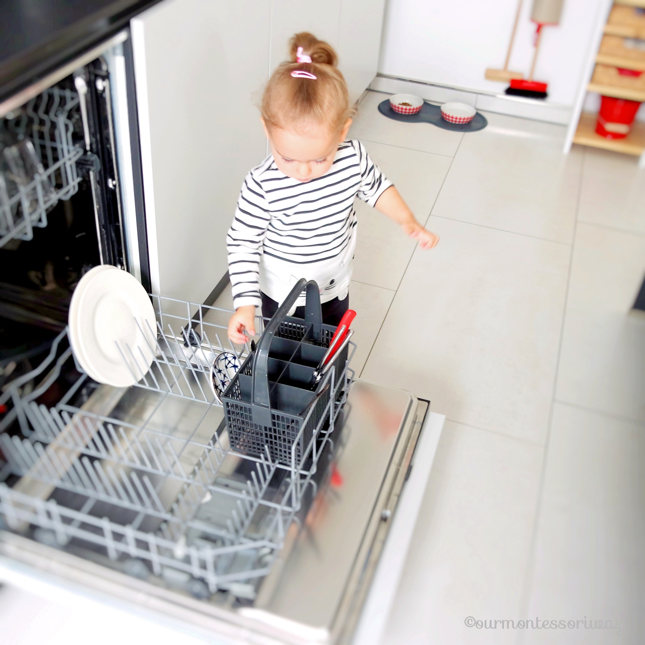 Montessori Kinderküche Minikühlschrank Snack Spülmaschine einräumen