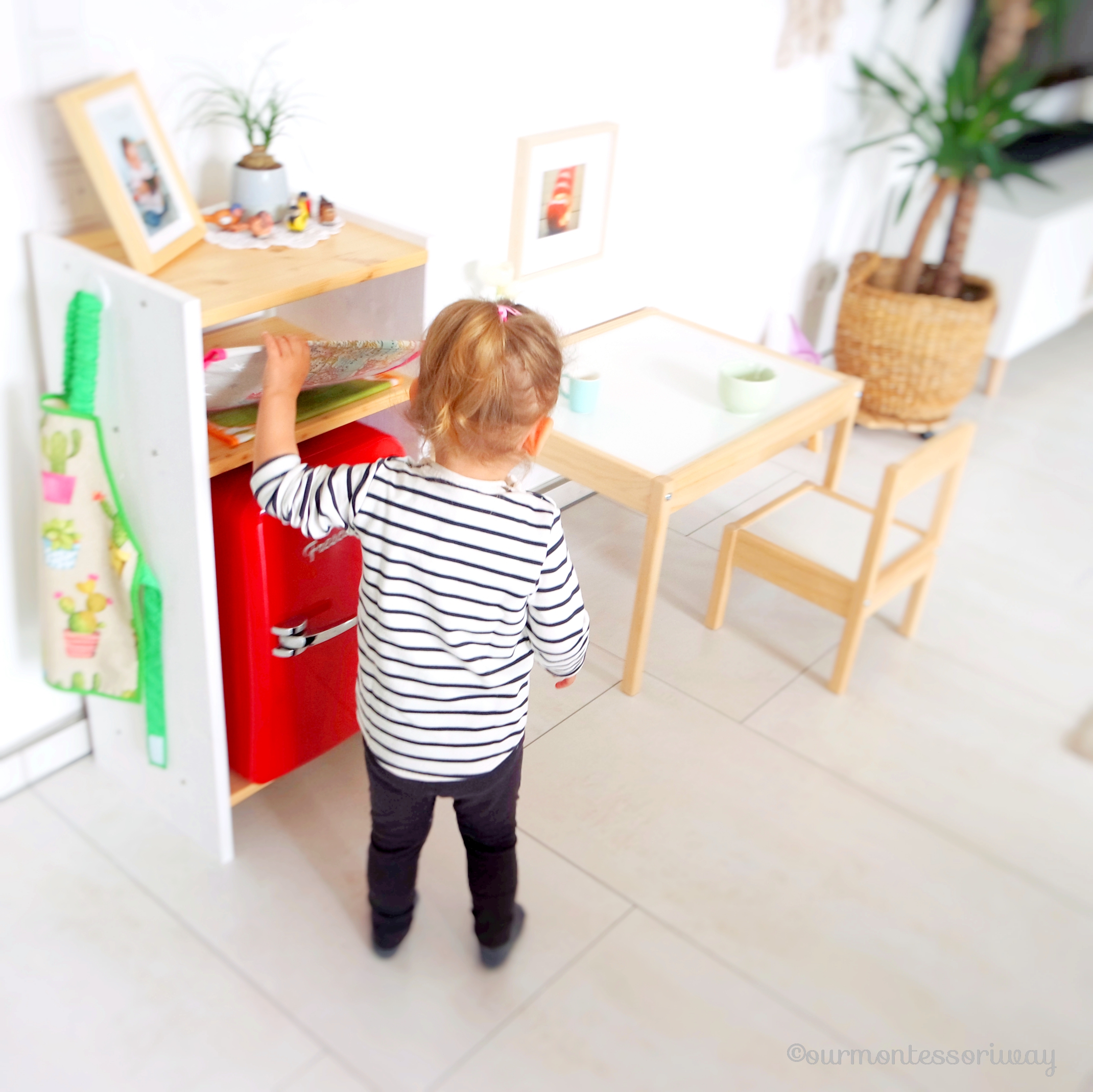 Montessori Kinderküche Minikühlschrank Snack Tisch decken