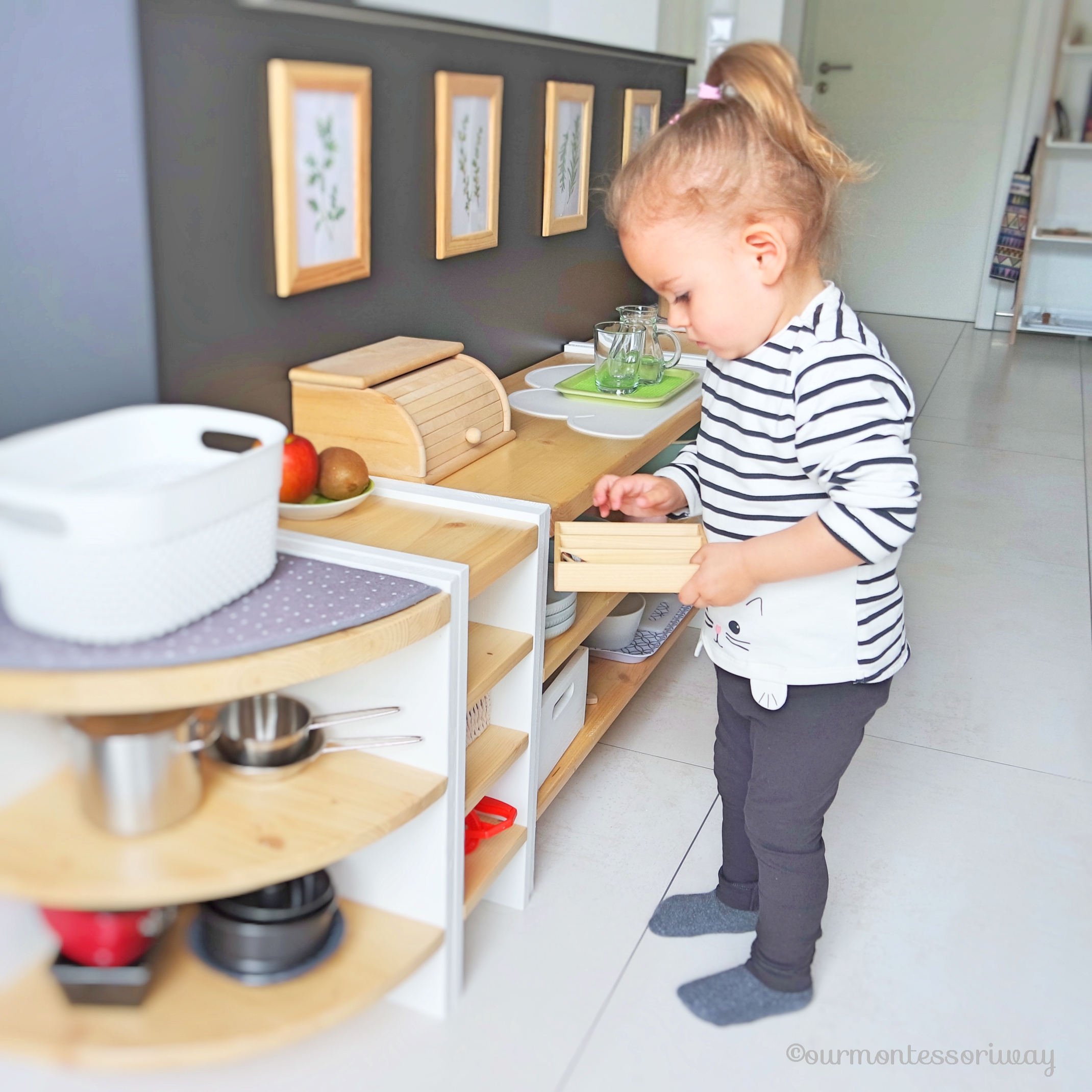Montessori Kinderküche Minikühlschrank Snack Tisch decken