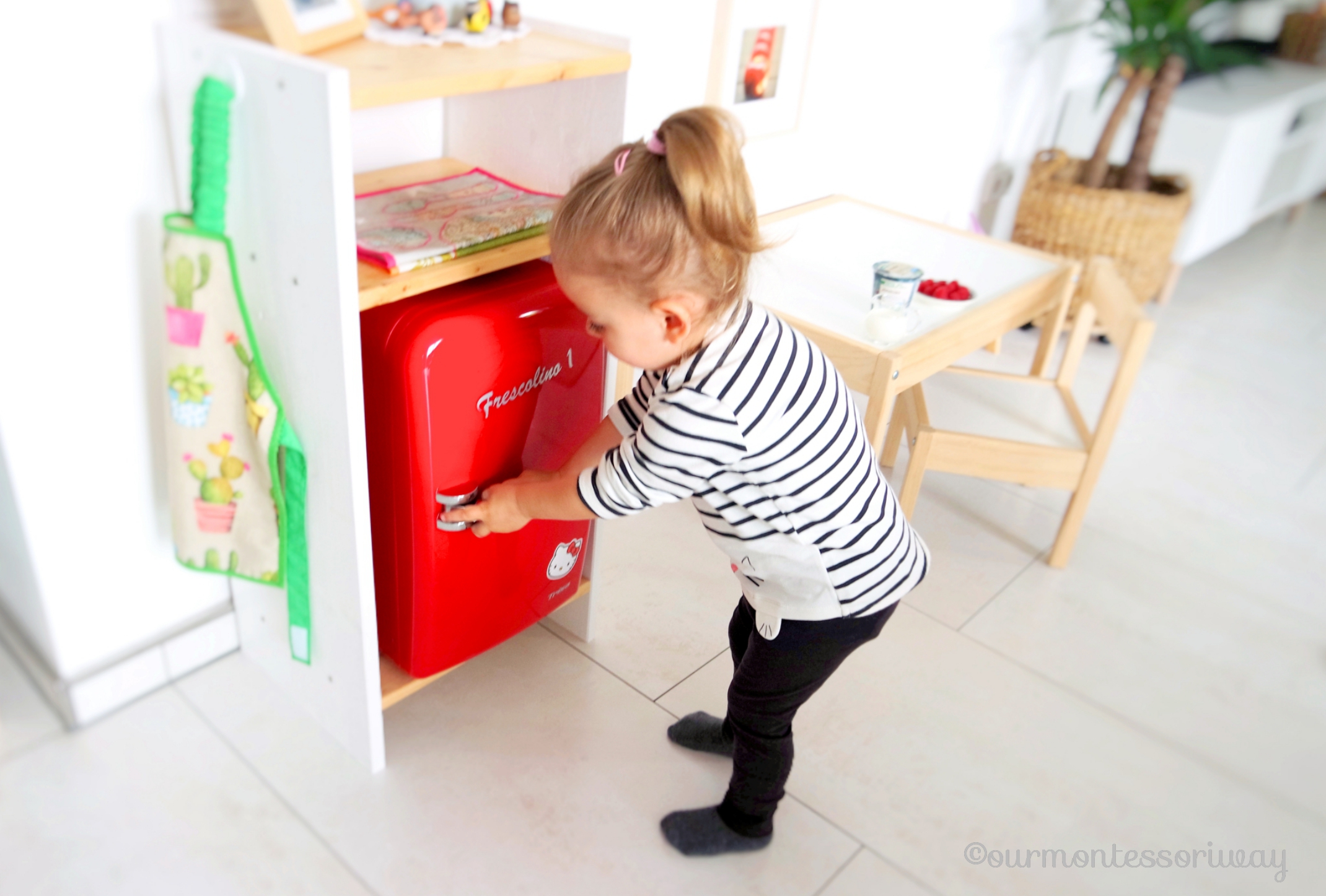 Montessori Kinderküche Snack Kühlschranktüre schließen