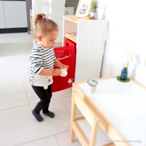 Montessori Kinderküche Snack Milch holen