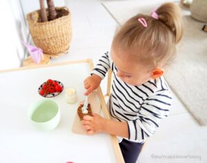 Montessori Kinderküche SnackBrot schmieren