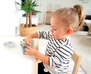 Montessori Kinderküche Minikühlschrank Snack Joghurt öffnen