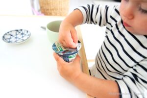 Montessori Kinderküche Minikühlschrank Snack Joghurt öffnen