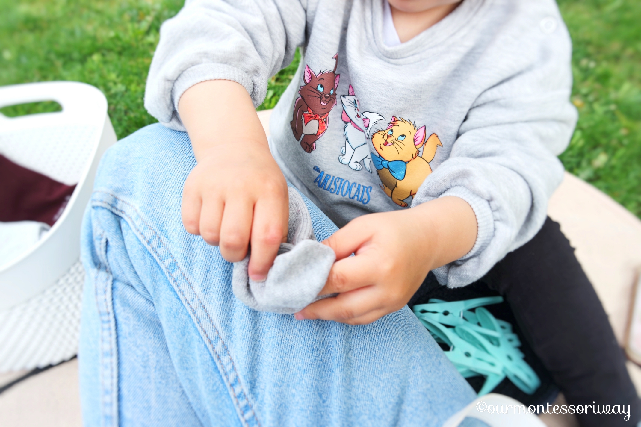 Übungen des praktischen Lebens - Socken ineinander stecken