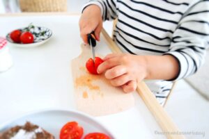 Montessori Kinderküche Snack Tomate schneiden