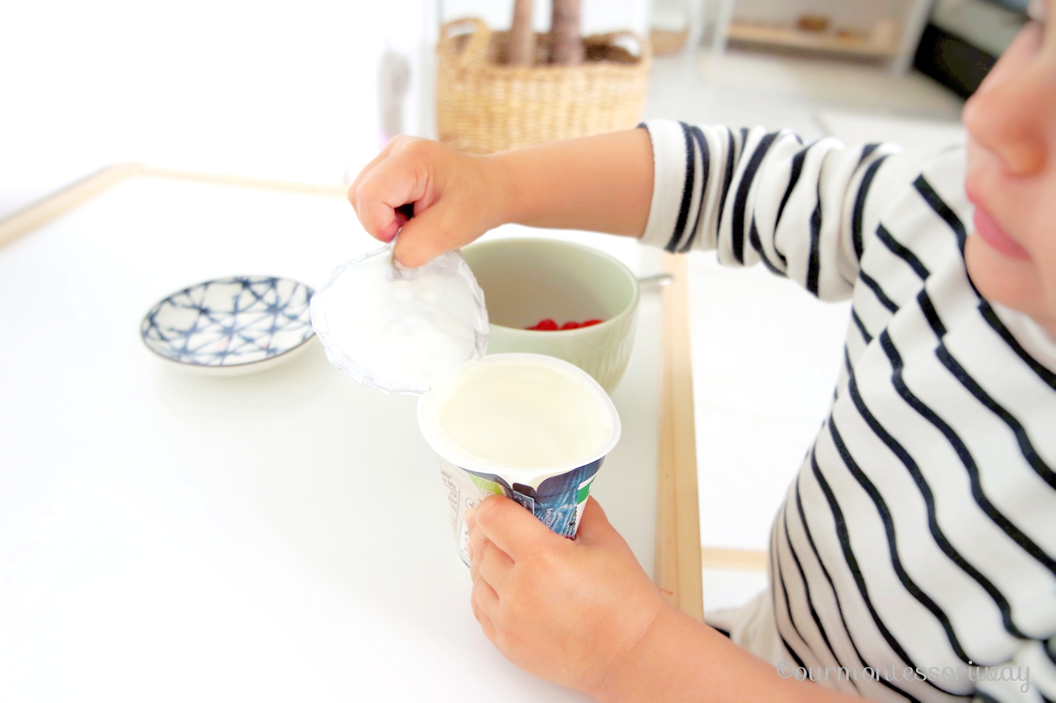 Montessori Kinderküche Minikühlschrank Snack Joghurt öffnen