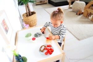 Montessori Kinderküche Snack Tomate schneiden
