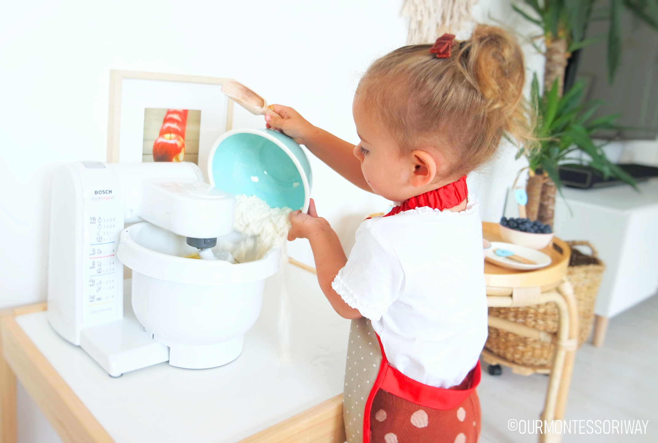 alleine backen - Mehl schütten