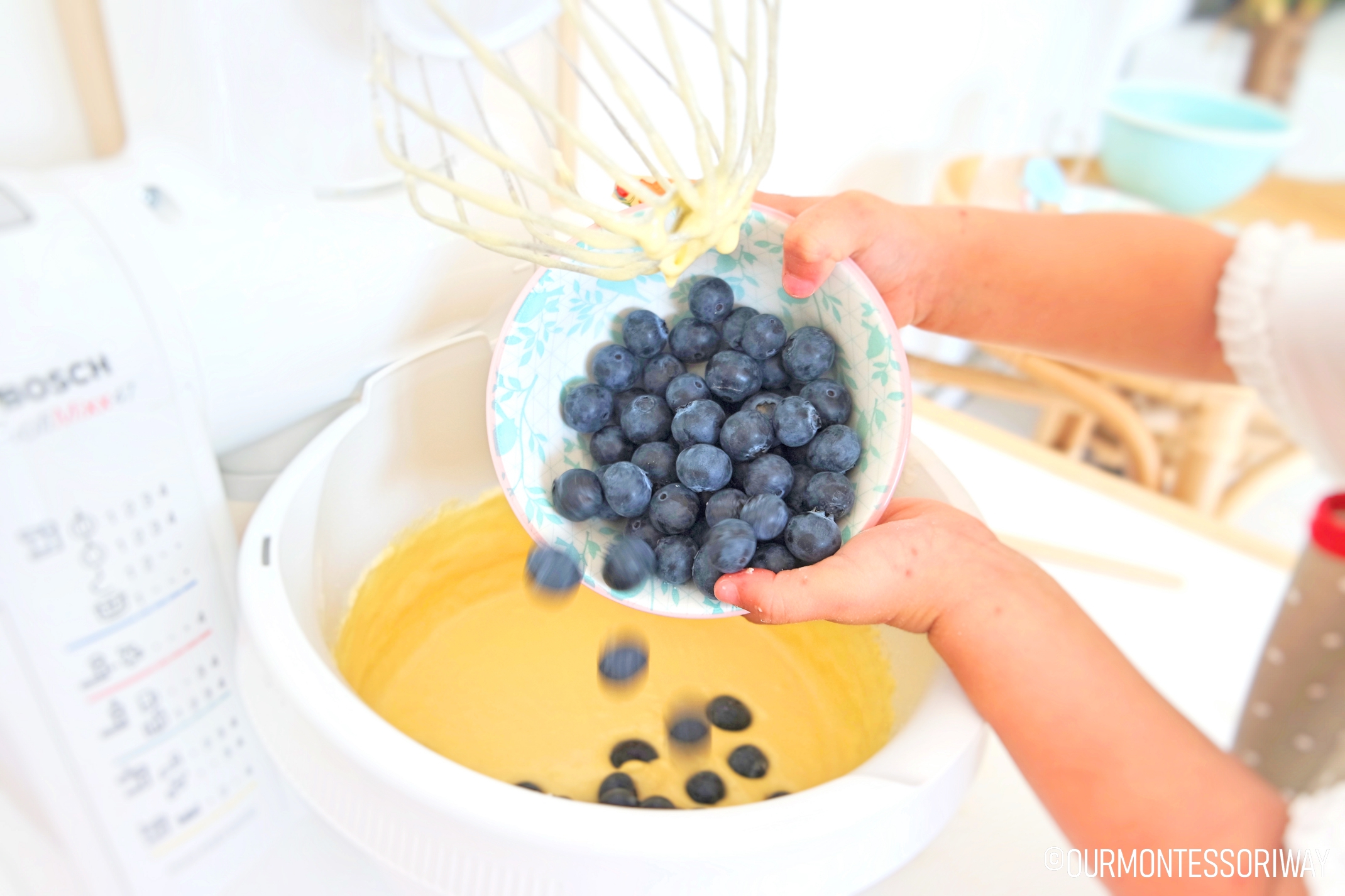 alleine backen - Blaubeeren hinzugeben