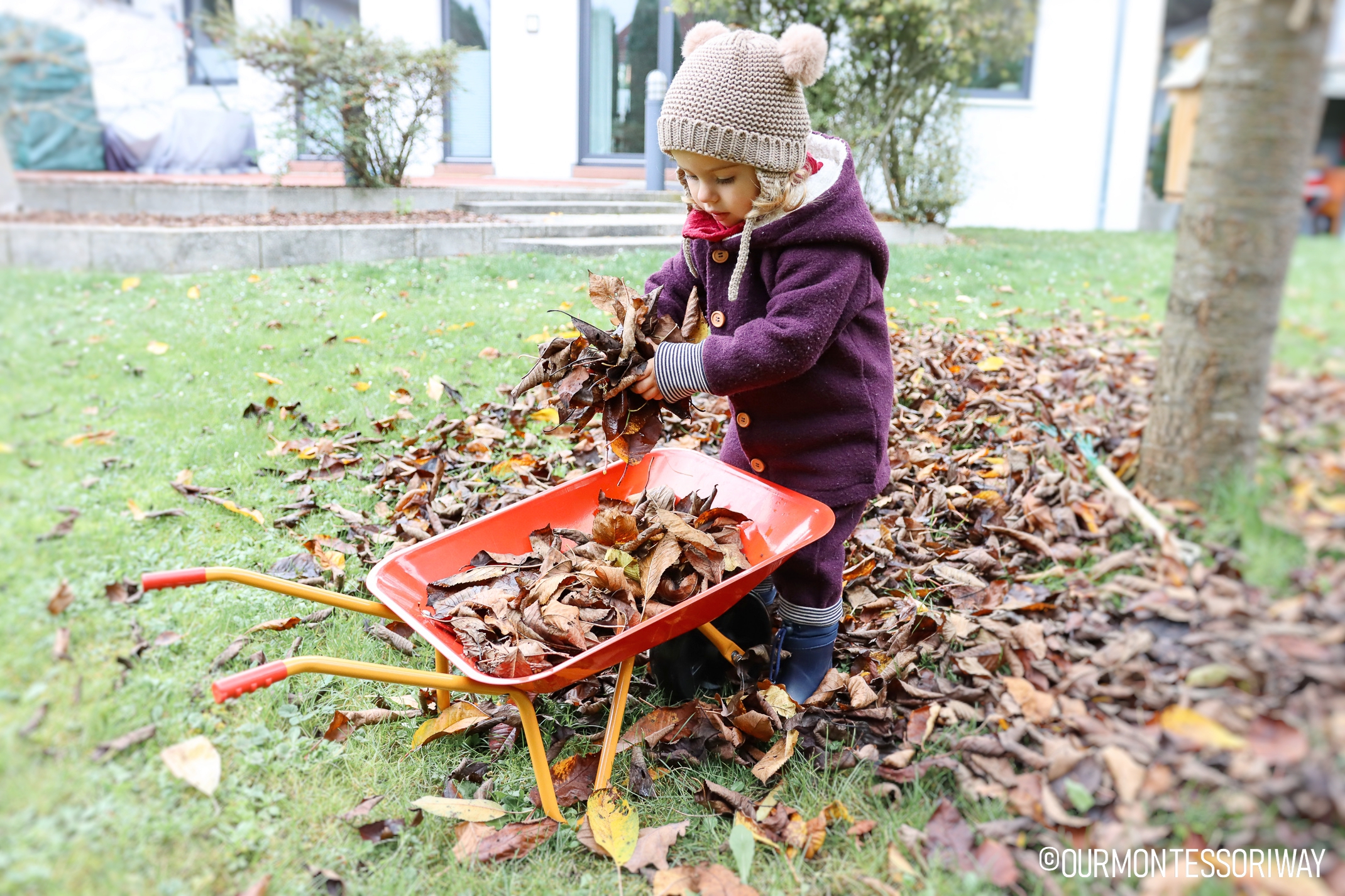 Herbst erleben mit Kindern Laub fegen Herbst