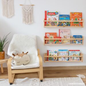 Leseecke im Montessori Kinderzimmer mit Weihnachtsbüchern