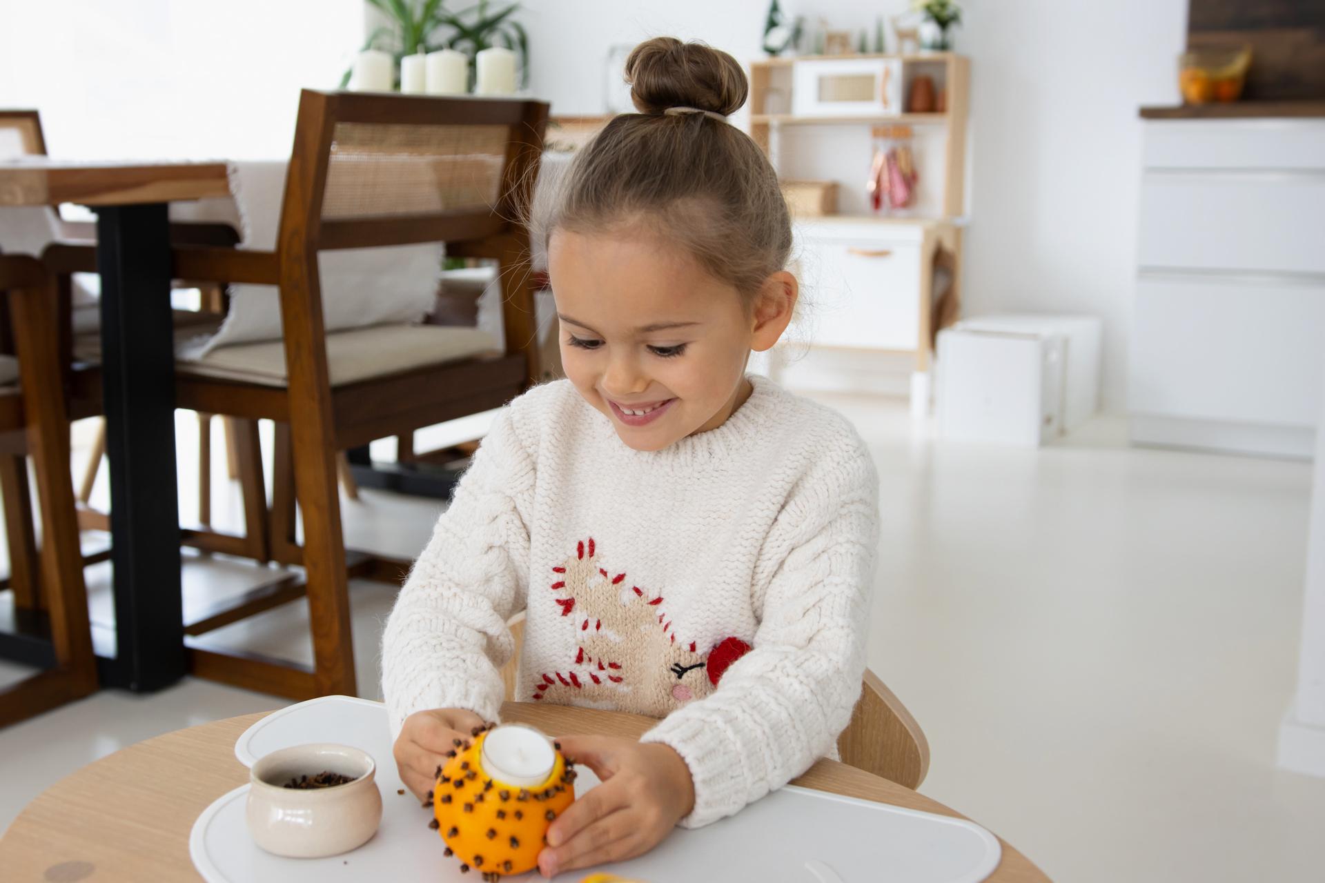 Orangenkerze mit Nelken